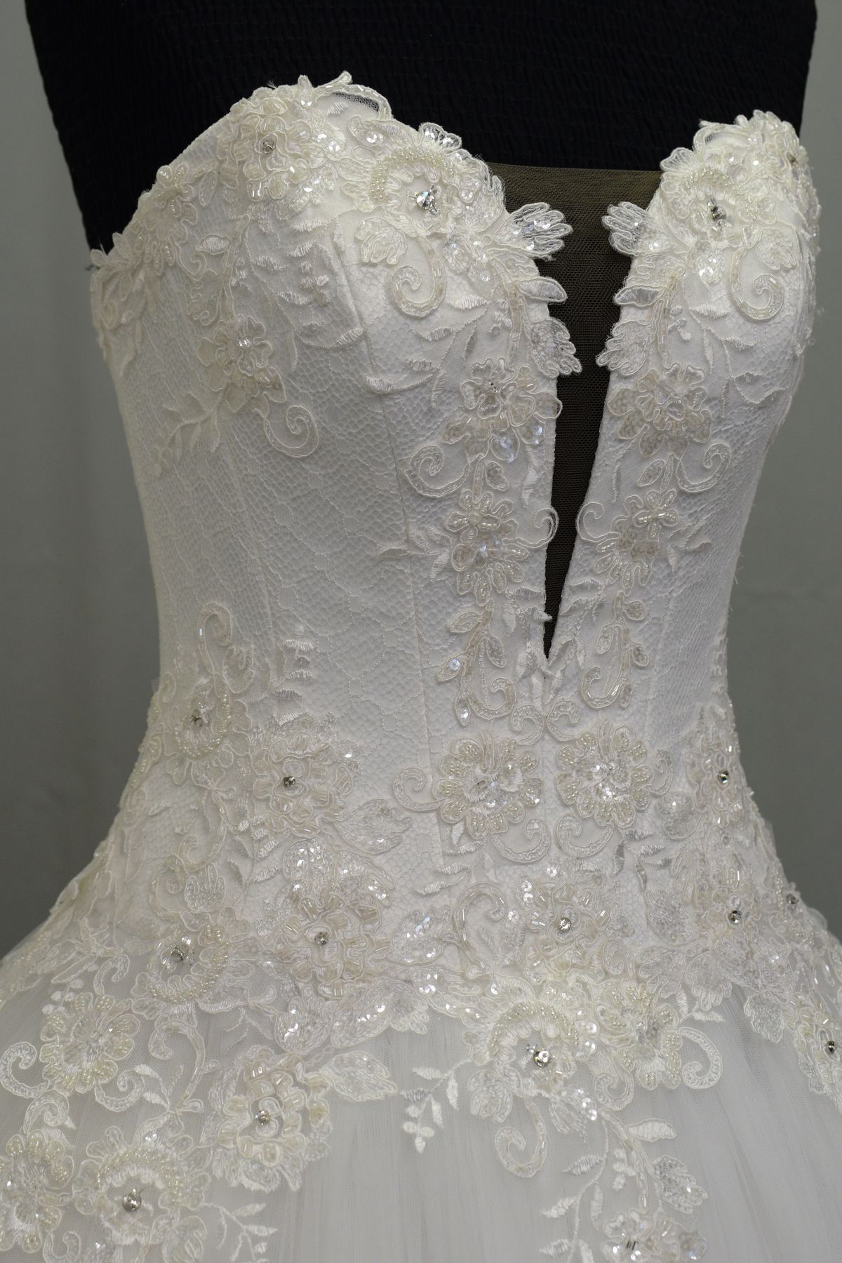 abito sposa in pizzo con applicazioni rebrode e tulle mano seta Art H1353