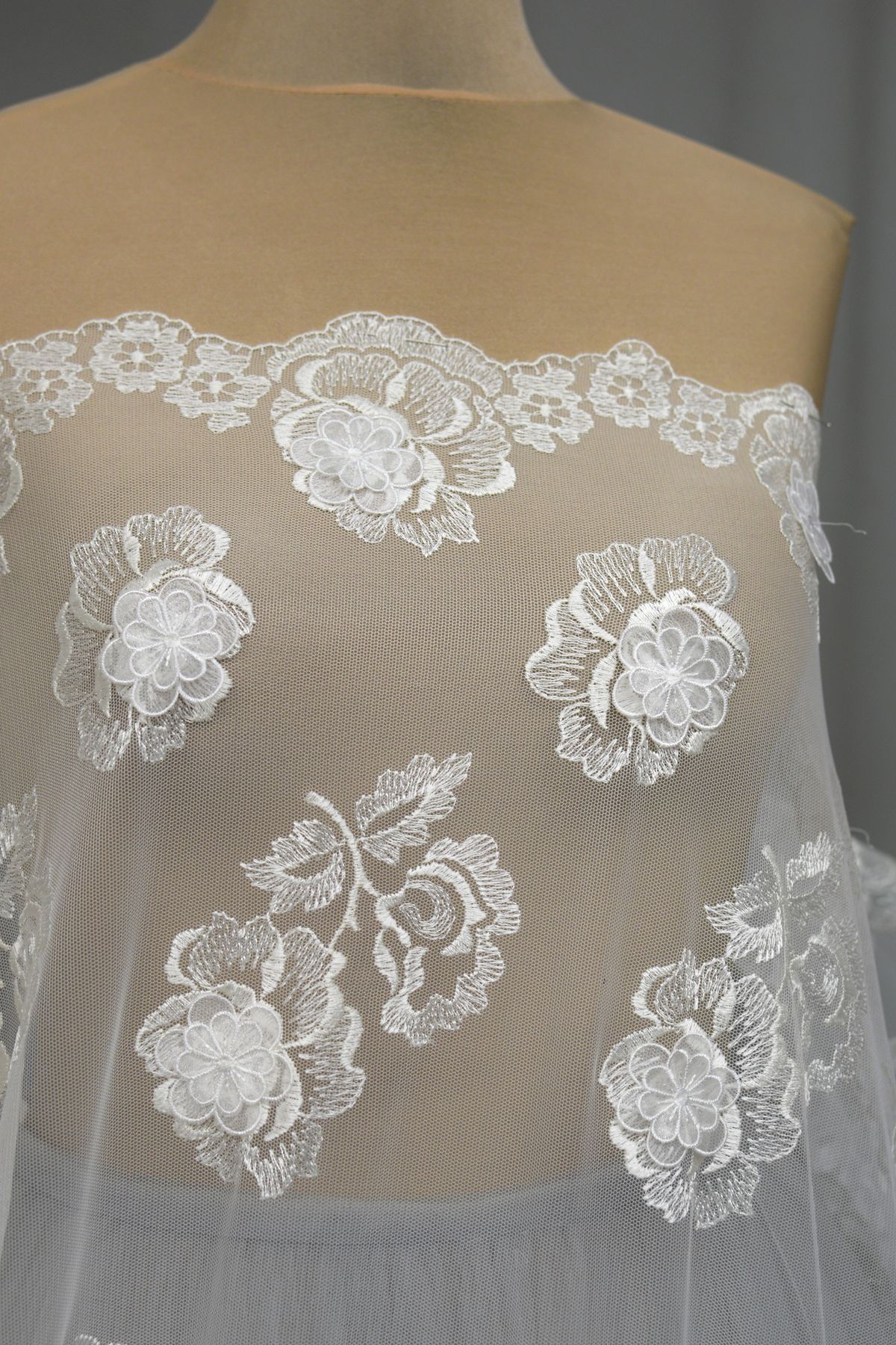 pizzo su tulle mano seta ricamato con fiori rilievo organza effetto 3d bianco alt cm 140 Art 00021D