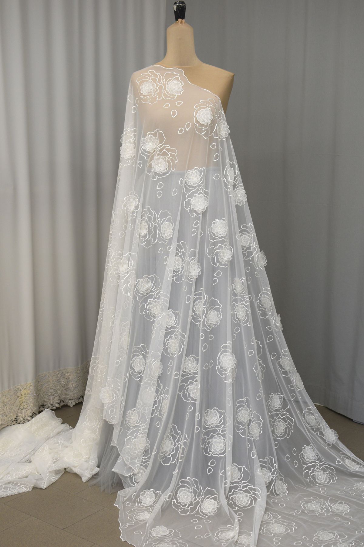 pizzo su tulle mano seta morbido ricamato con fiori organza rilievo colore bianco seta alt cm 140 Art 00021F