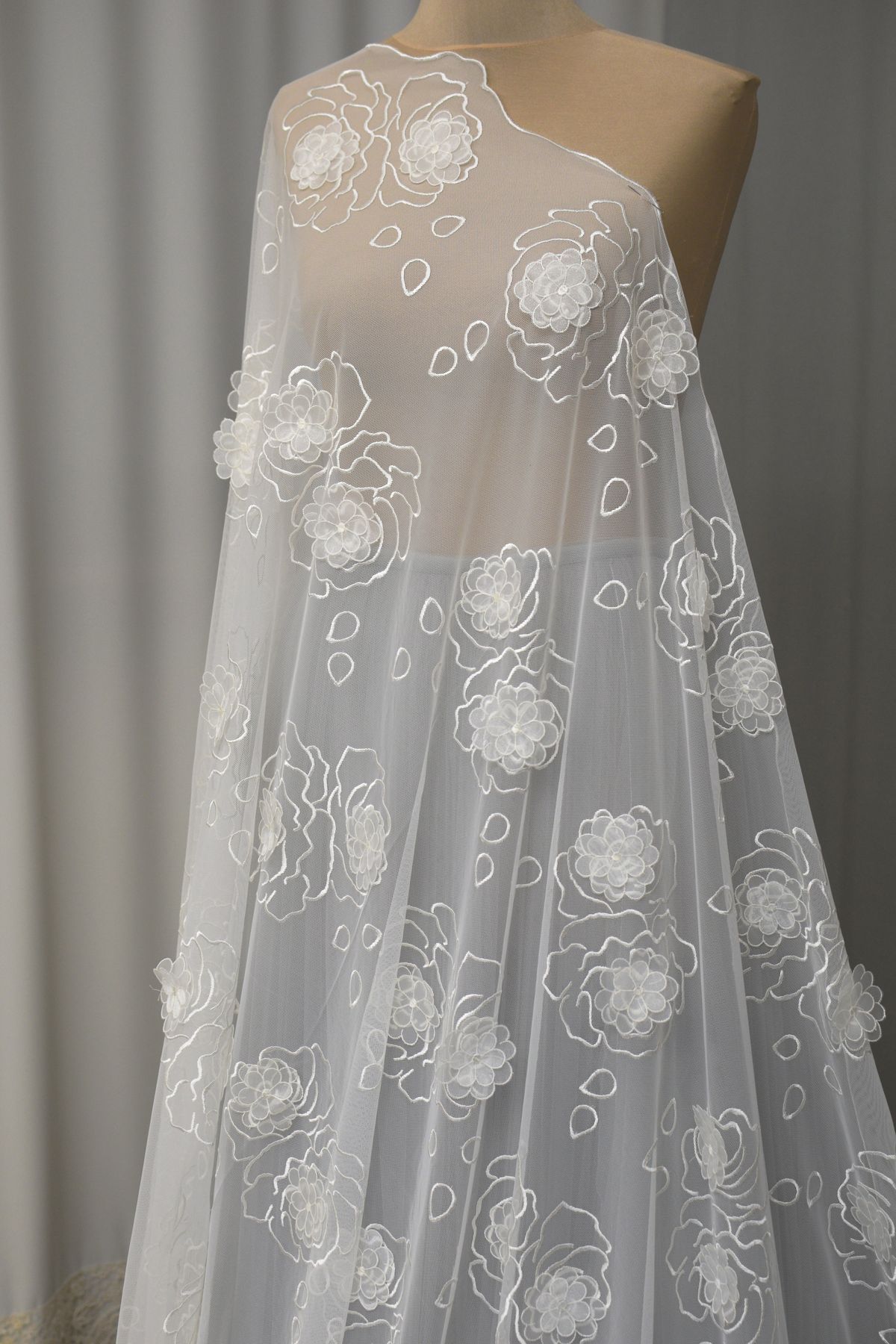 pizzo su tulle mano seta morbido ricamato con fiori organza rilievo colore bianco seta alt cm 140 Art 00021F