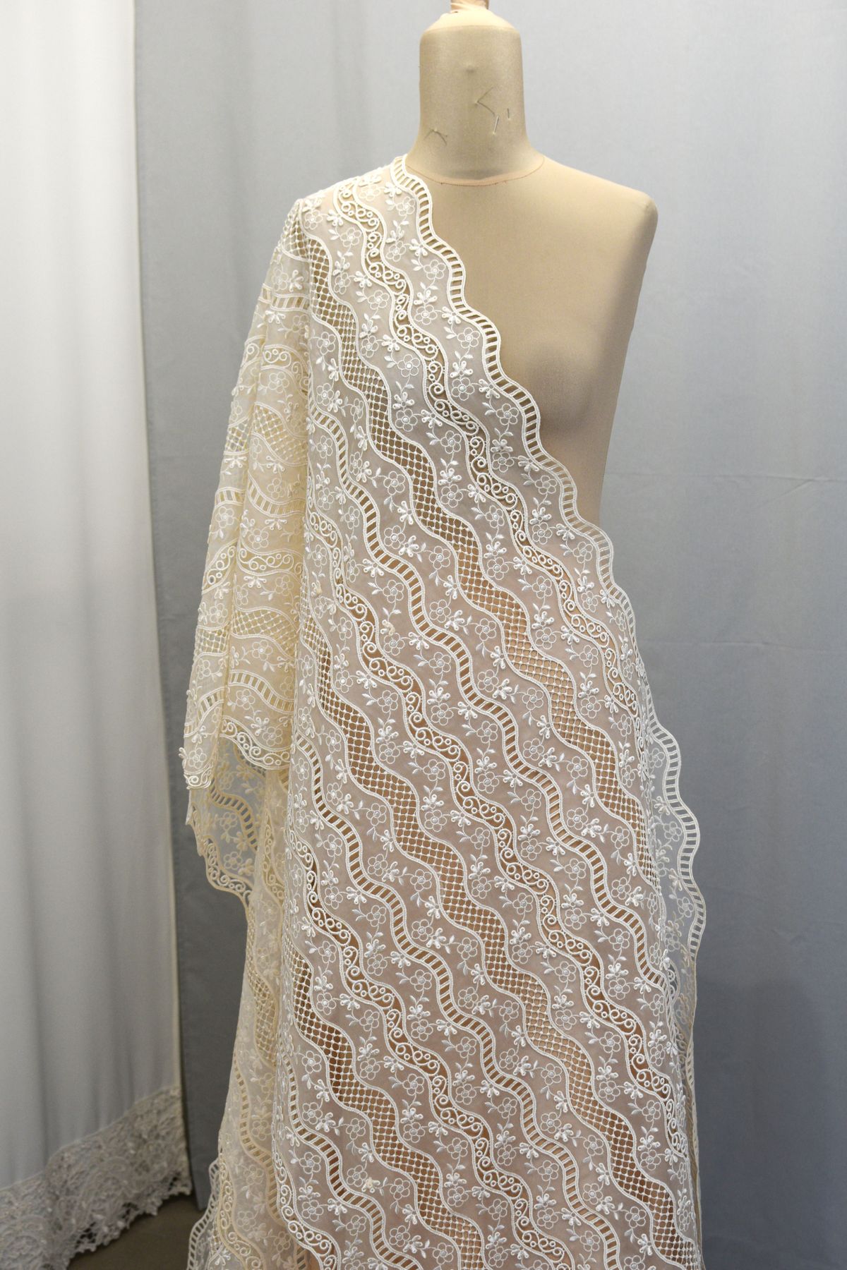 organza seta pura ricamata con intarsi in macrame avorio h cm 60 Art 0172LOAVST