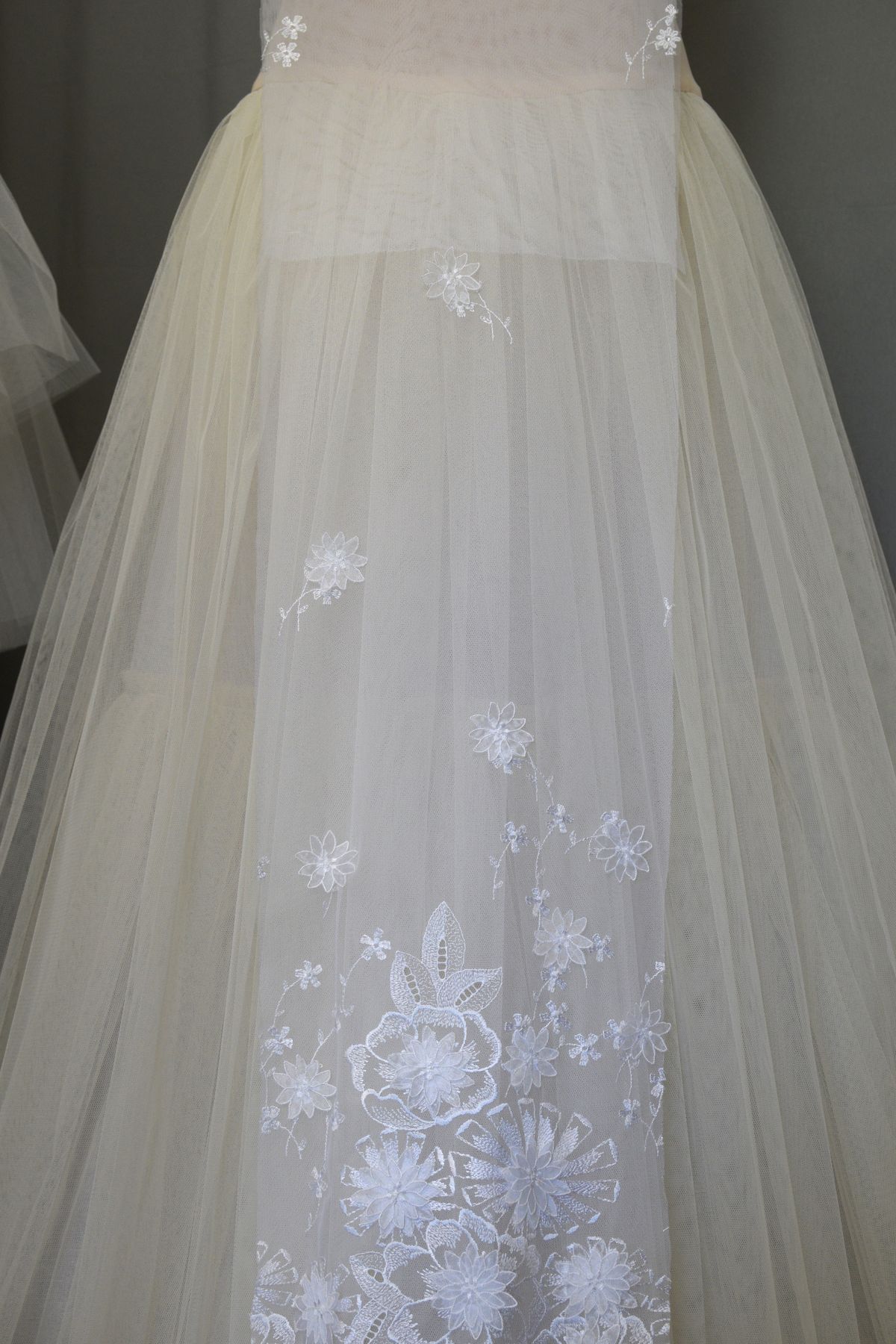 pizzo tulle ricamato 3d bianco con fiori rilievo cm 140 Art 0446LTU