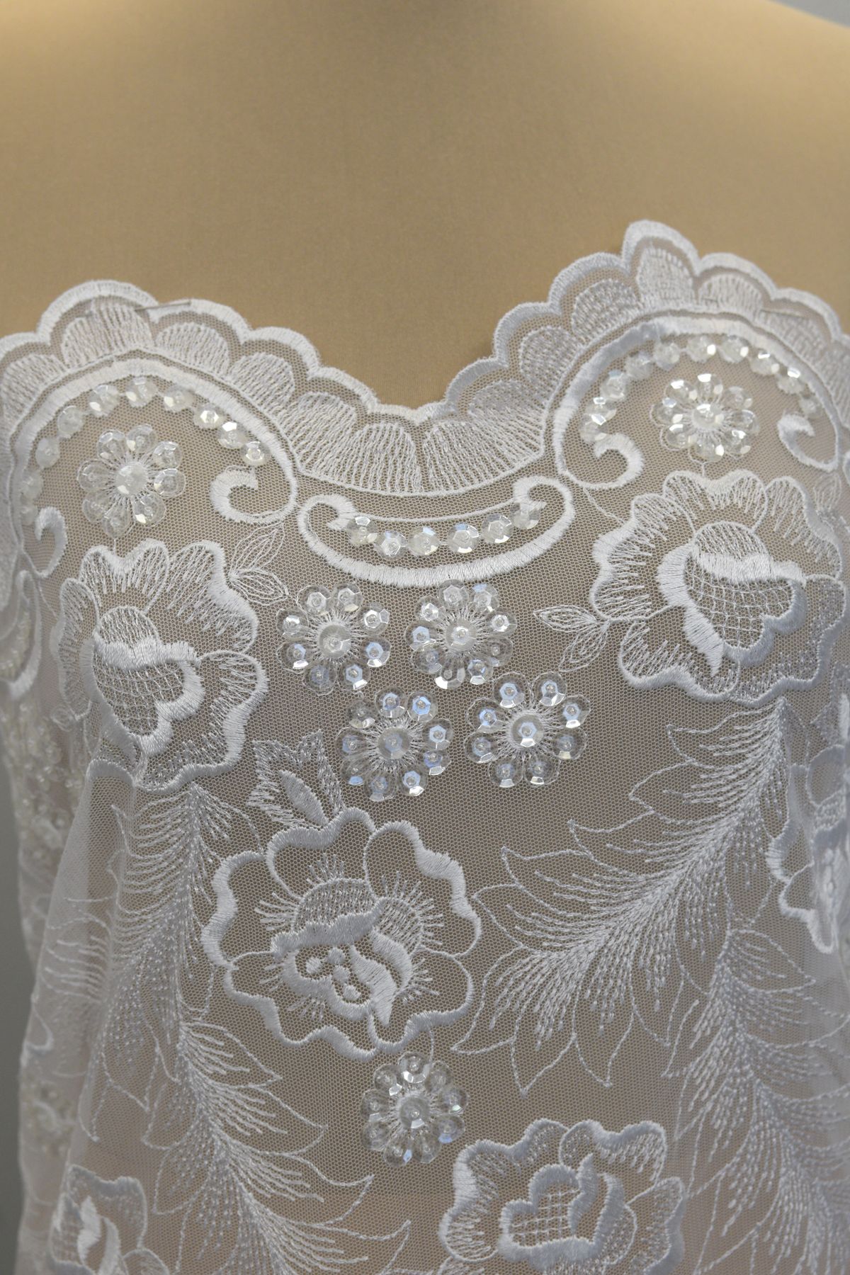 tulle ricamato a mano con paillettes h cm 135 bianco Art 0941LTUX2