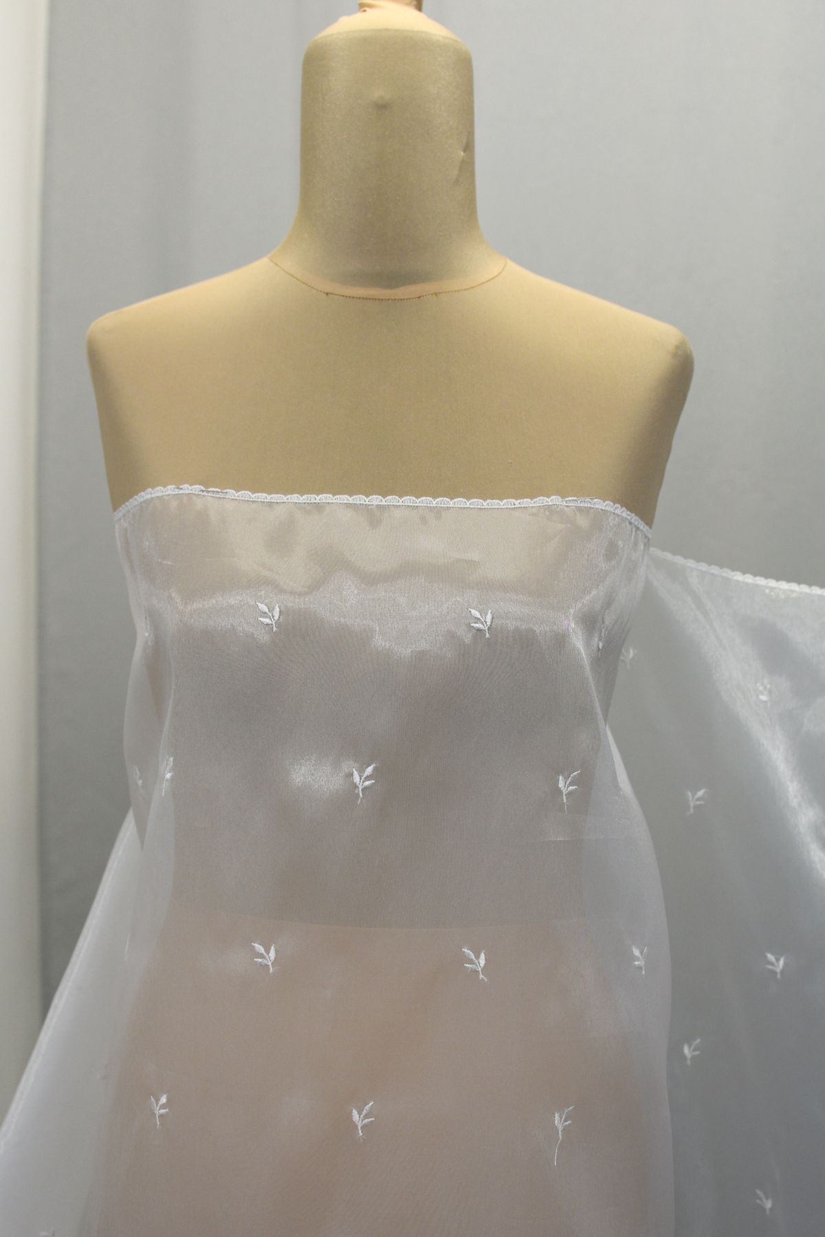 ricamo avorio chiaro su organza leggera h cm 140 Art 3015LO