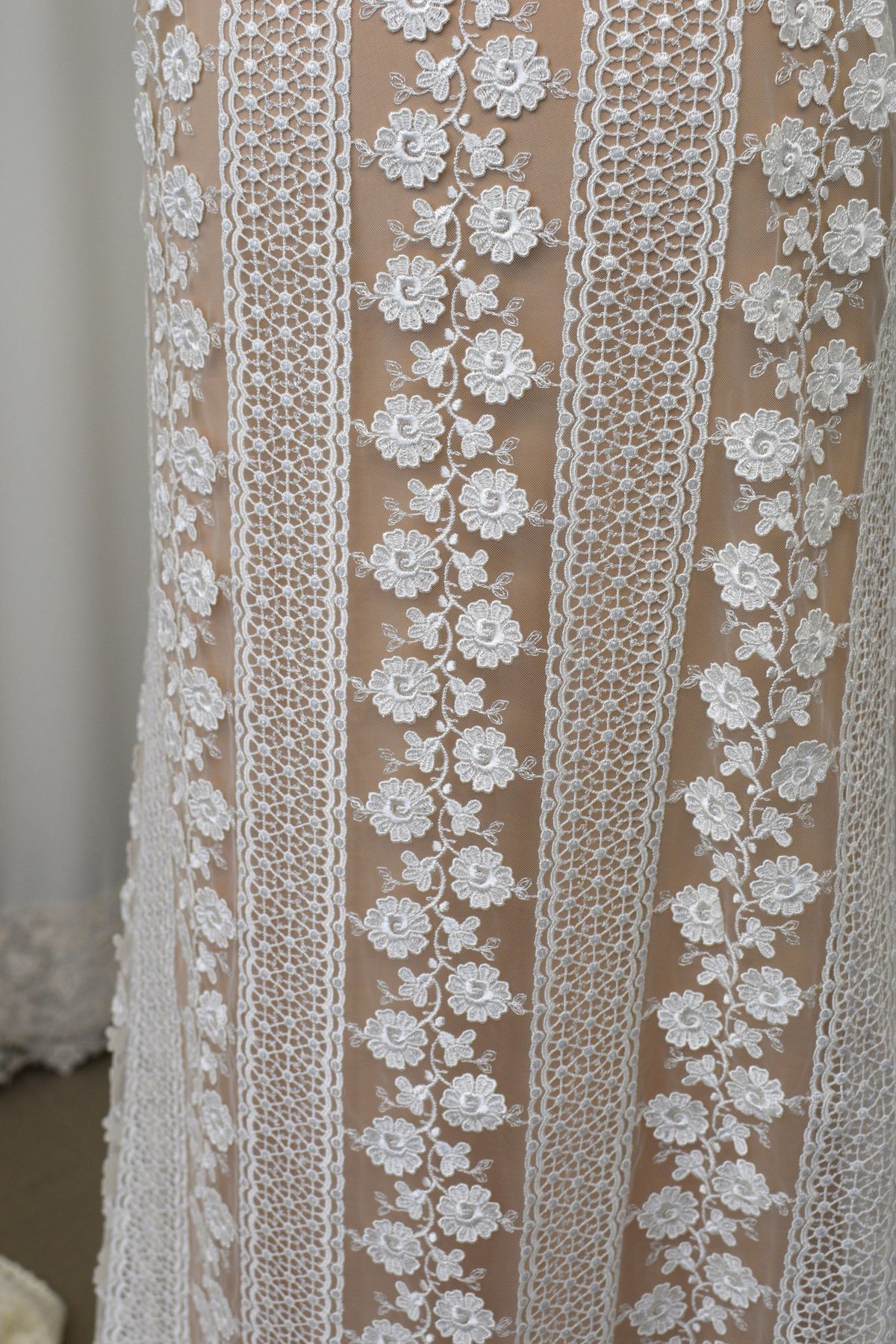 tulle macrame ricamato avorio cm 140 disponibile anche bianco Art 00028C