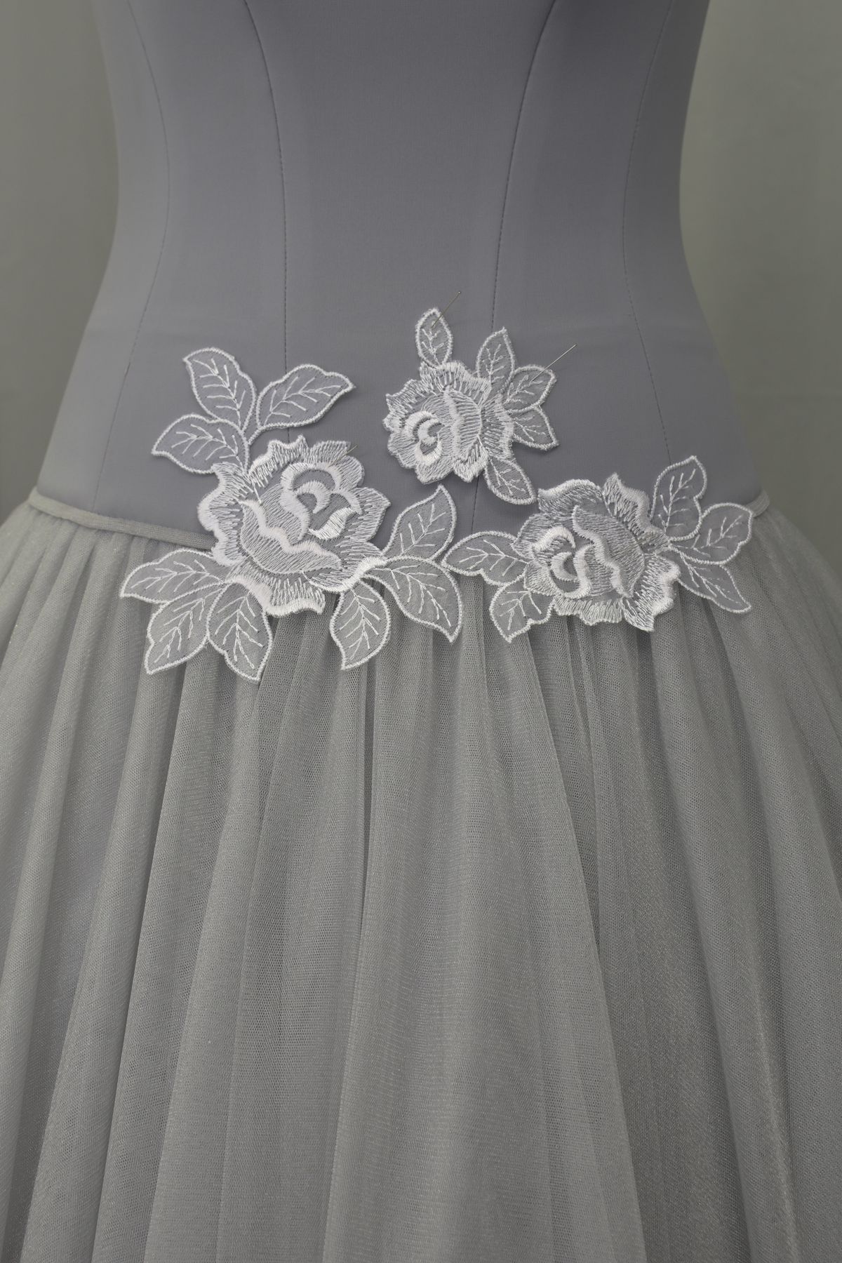 applicazione organza composta da tre rose in organza bianco Art 7072