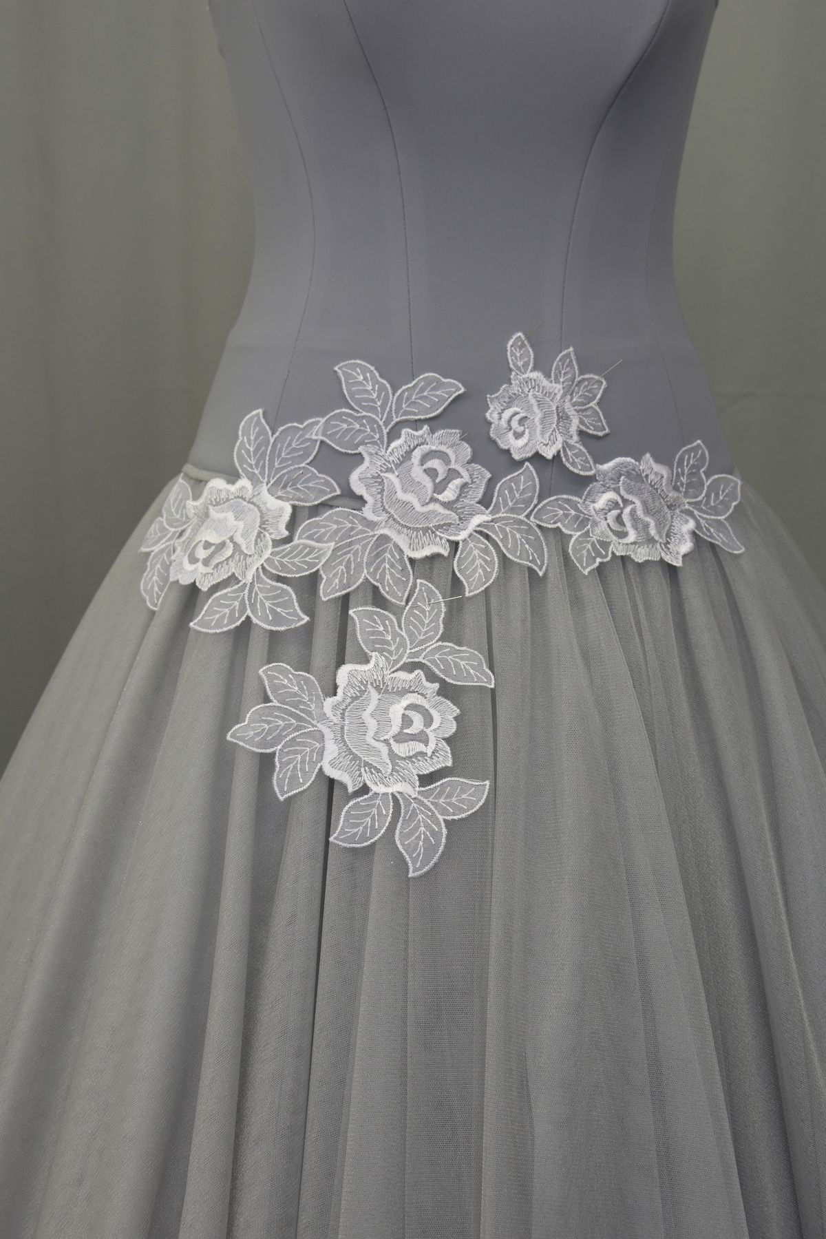 applicazione organza composta da tre rose in organza bianco Art 7072