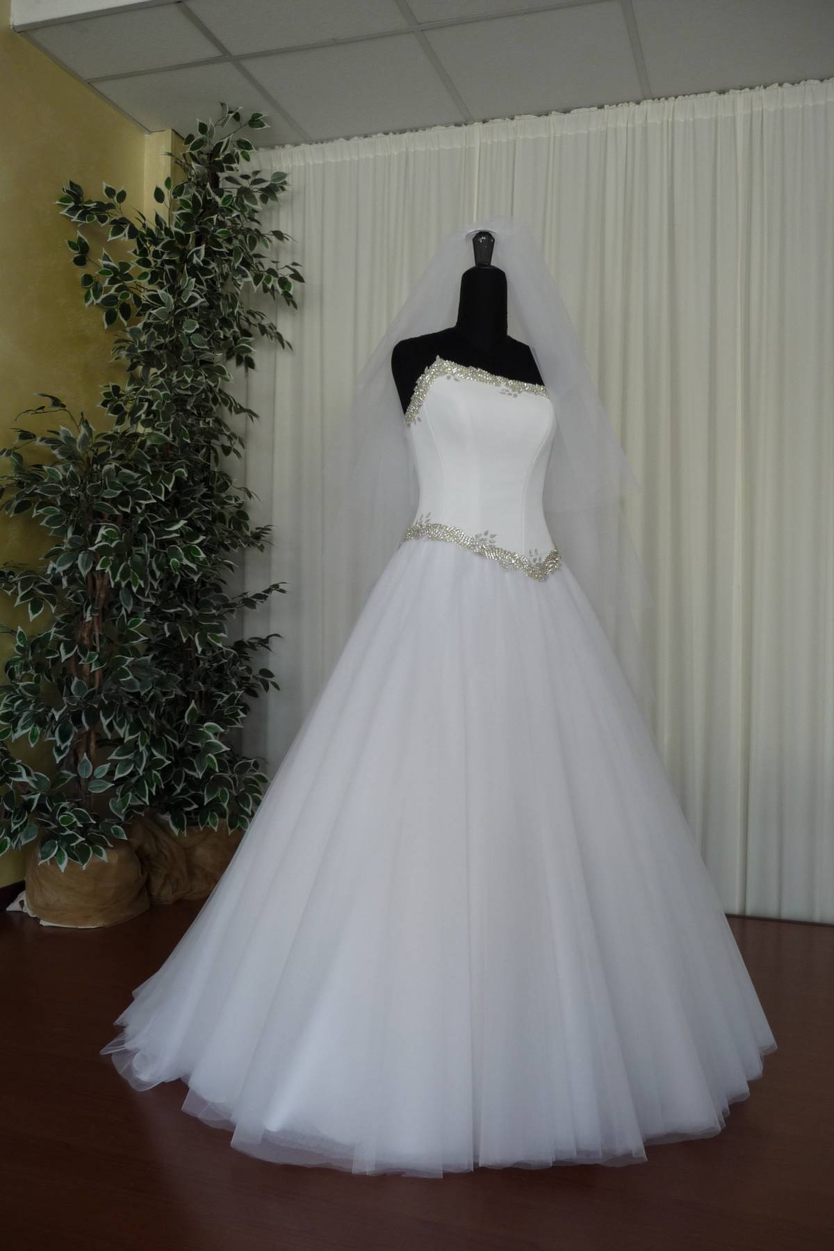 abito sposa in cady tulle con bordo (ar812) e swarovski Art H1463