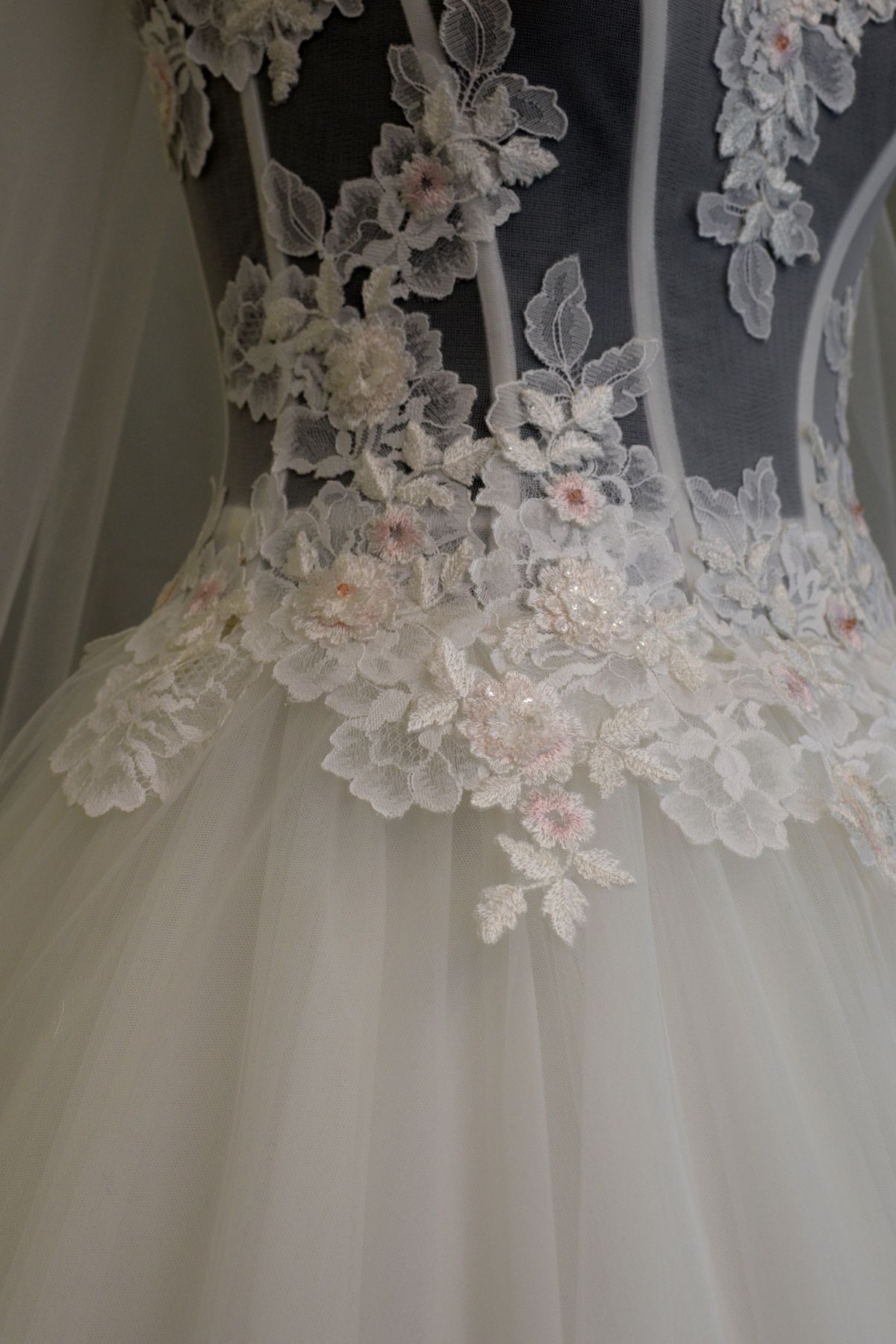 abito sposa in pizzo chantilly e tulle mano seta con applicazioni pizzo Art H1355