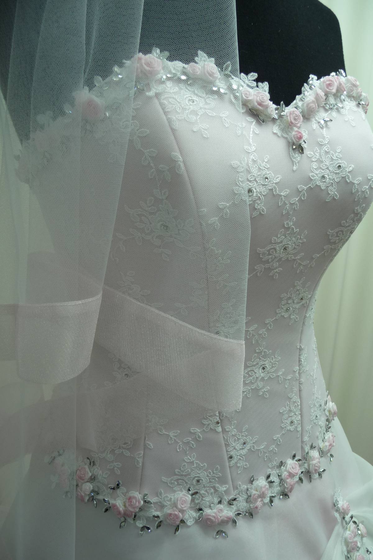 abito sposa rosa con swarovski originali e applicazioni di roselline esclusivo Art H1434